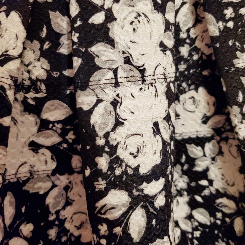 🖤 Black and White floral skirt. - Picture 4 of 5